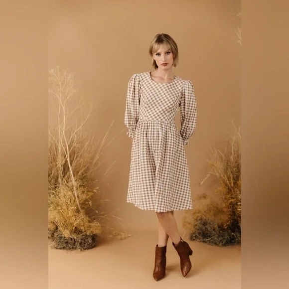 JessaKae Dresses & Skirts - Tan and white 3/4 sleeve checkered fall dress. Size medium .